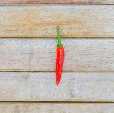 ahşap zemin üzerine kırmızı biber