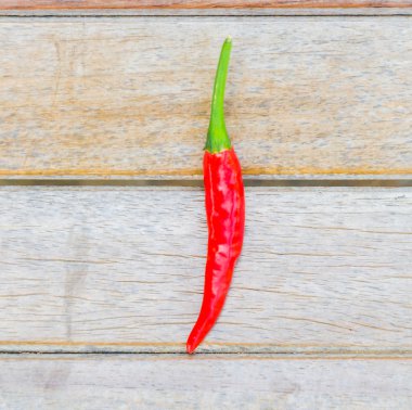 ahşap zemin üzerine kırmızı biber