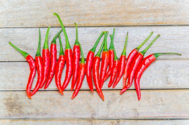 ahşap zemin üzerine kırmızı biber