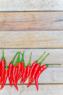 ahşap zemin üzerine kırmızı biber