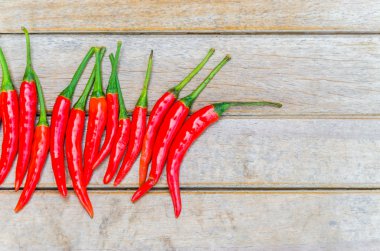 ahşap zemin üzerine kırmızı biber