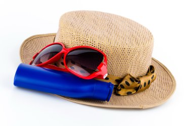 kadın şapka, losyon, güneş gözlüğü