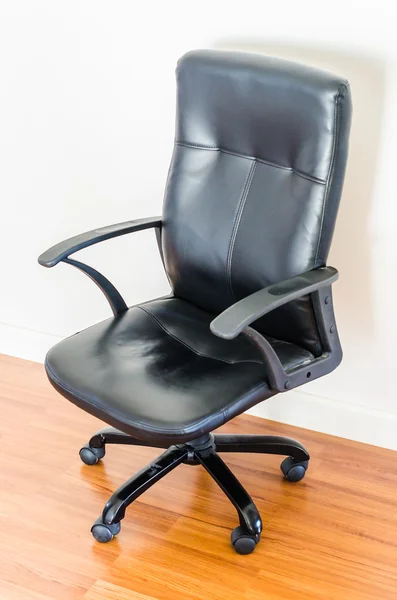 Siyah deri ofis koltuğu — Stok fotoğraf