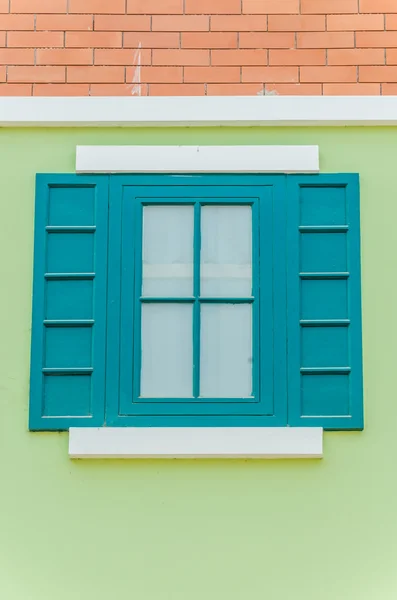Винтажное итальянское окно — стоковое фото