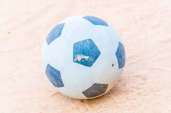 Мяч на песке — стоковое фото