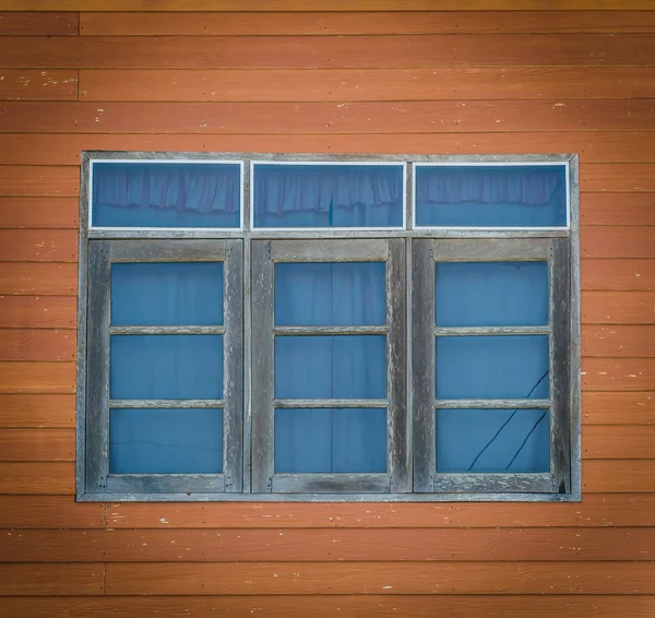 หน้าต่างไม้เก่า — ภาพถ่ายสต็อก