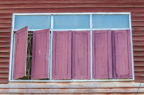 Vieilles fenêtres en bois — Photo