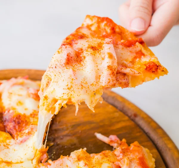 Pizza com presunto — Fotografia de Stock