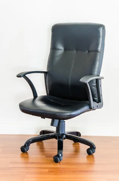 Svart läder kontor stol — Stockfoto