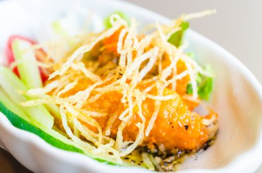 salata kızarmış balık