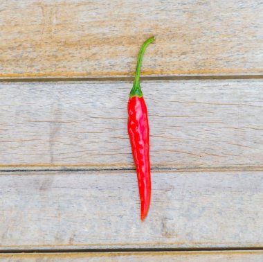 ahşap zemin üzerine kırmızı biber