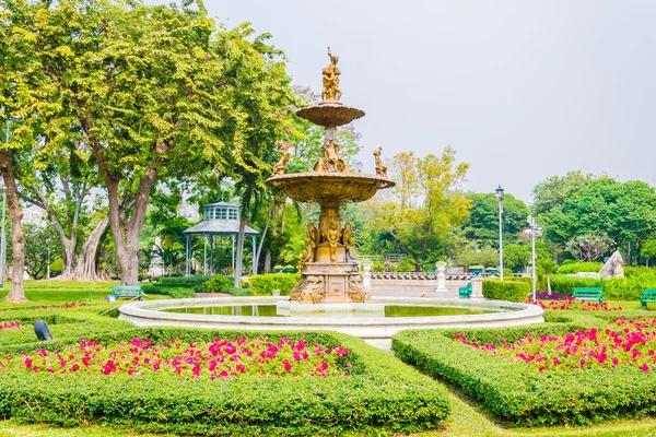 Springbrunnen im Park — Stockfoto