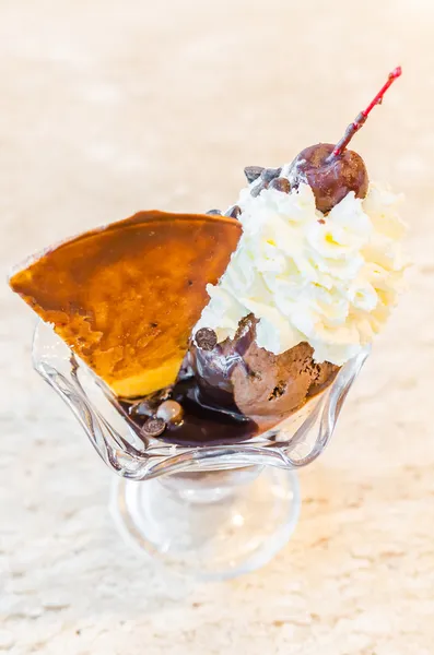 Crème glacée au chocolat dessert — Photo