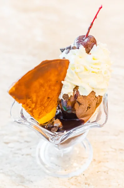 Čokoládový zmrzlinový dezert — Stock fotografie