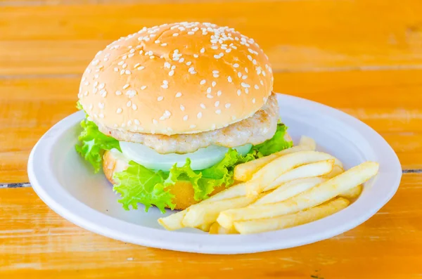 हॅम्बर्गर आणि फ्रेंच फ्रीज — स्टॉक फोटो, इमेज