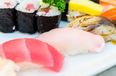 suşi beyaz çanak üzerinde