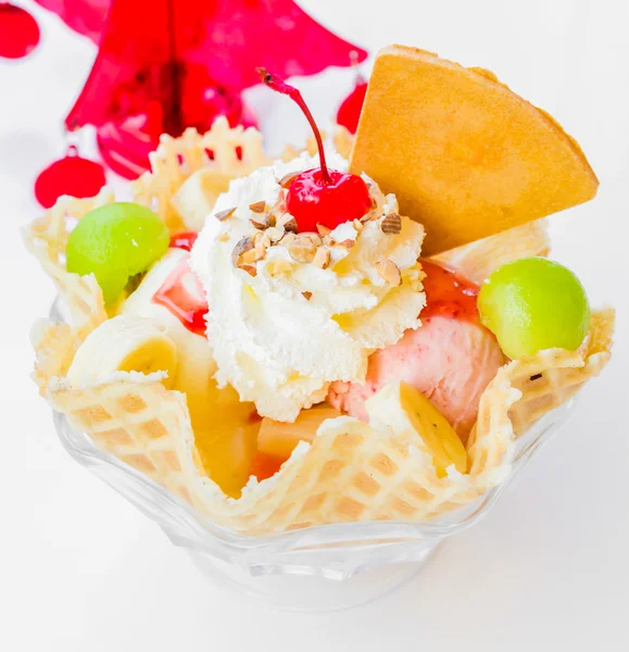 Vafle zmrzlina a cherry — Stock fotografie