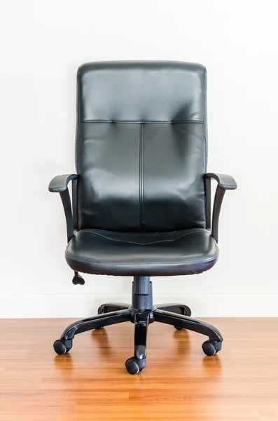 黑色皮革办公椅 — 图库照片