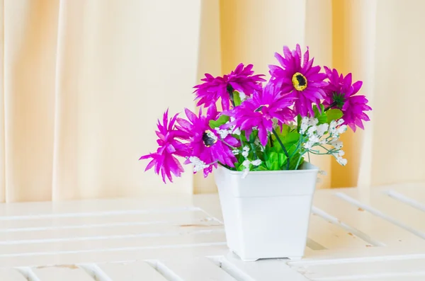 Flor falsa em vaso — Fotografia de Stock