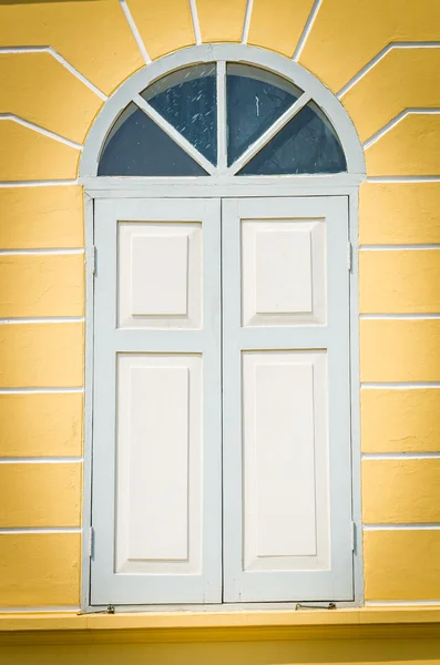 Gammal klassisk dörr och fönster — Stockfoto