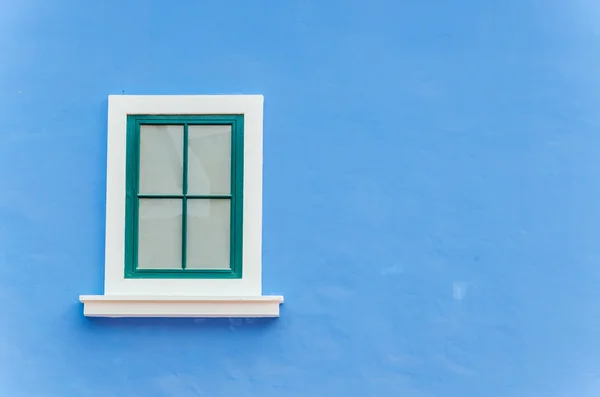 Fönstret på färg vägg — Stockfoto