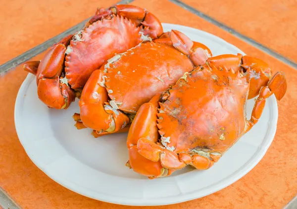 Cangrejo a la parrilla en plato blanco — Foto de Stock