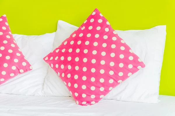 カラフルな水玉模様の枕 — ストック写真