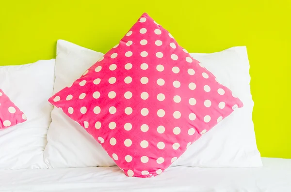 カラフルな水玉模様の枕 — ストック写真