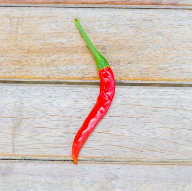 ahşap zemin üzerine kırmızı biber