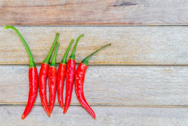 ahşap zemin üzerine kırmızı biber