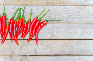 ahşap zemin üzerine kırmızı biber