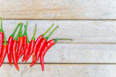 ahşap zemin üzerine kırmızı biber