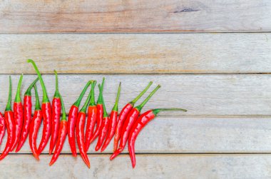 ahşap zemin üzerine kırmızı biber