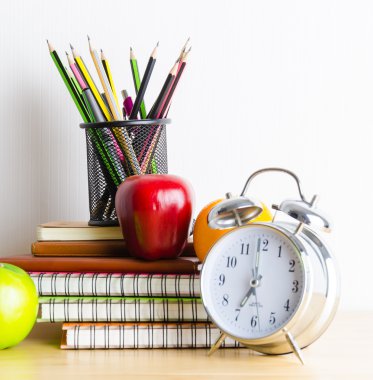 not defterleri, kalemleri, saat elma