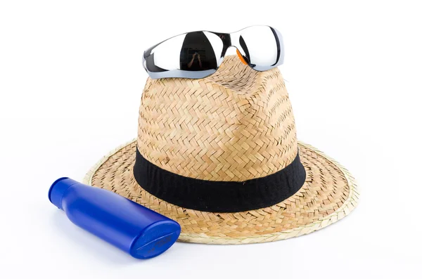 Chapeau, lunettes de soleil et lotion corporelle — Photo