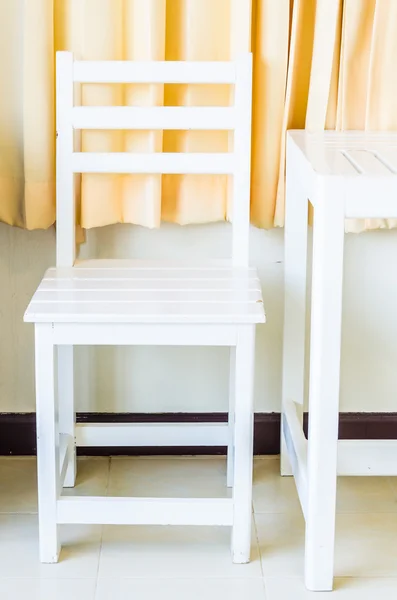 Table et chaise en bois blanc — Photo