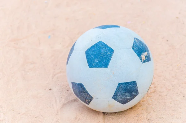 Мяч на песке — стоковое фото