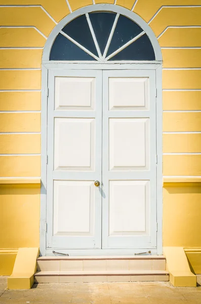 Oude klassieke deur en venster — Stockfoto