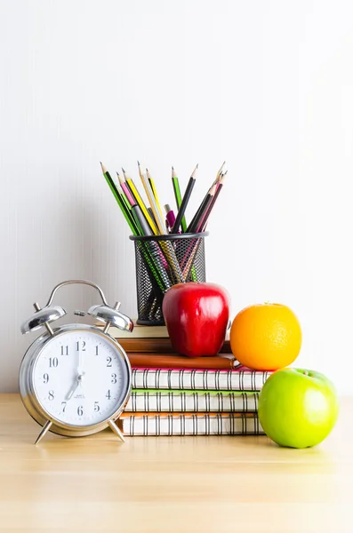 Note-books, klok, potloden, appels — Stockfoto