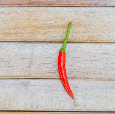 ahşap zemin üzerine kırmızı biber