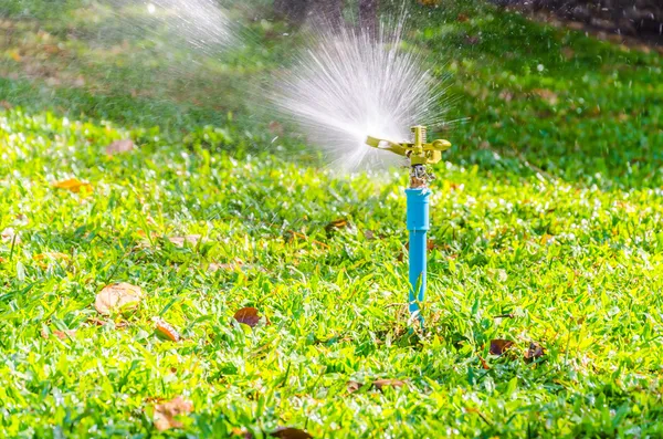Sprchové hlavice zalévání na zahradě — Stock fotografie