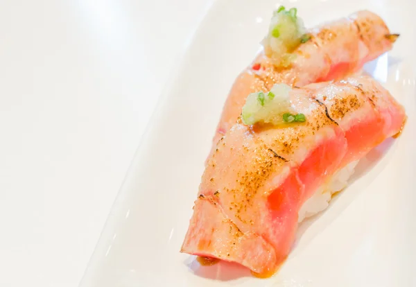 Sushi em prato branco — Fotografia de Stock