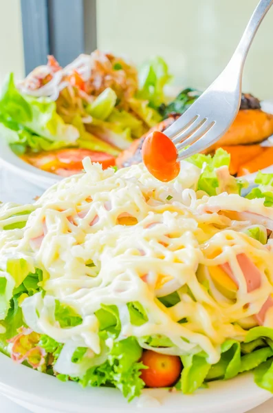 Salade dans un bol blanc — Photo