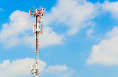 Mavi gökyüzü üzerinde anten