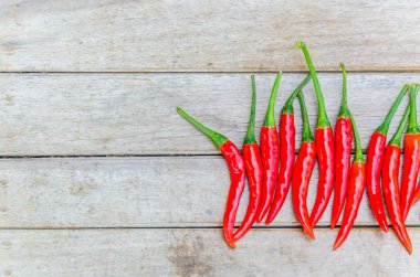 ahşap zemin üzerine kırmızı biber