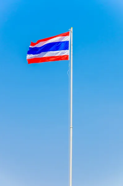 Bandera tailandesa en cielo azul —  Fotos de Stock