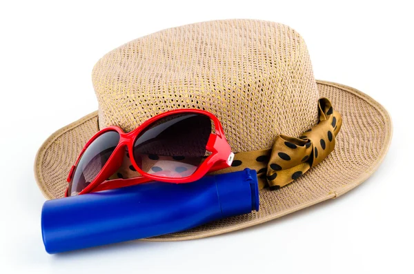 Жіночий капелюх, сонцезахисні окуляри та лосьйон для тіла — стокове фото