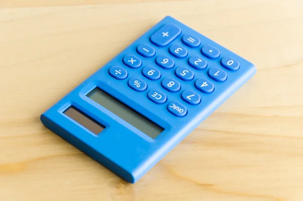 Calculator op houten tafel — Stockfoto