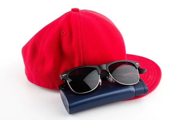Red cap , sunglasses  and lotion — Stock Photo, Image
