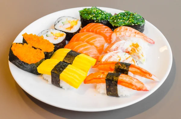 Японські страви суші в тарілку — стокове фото